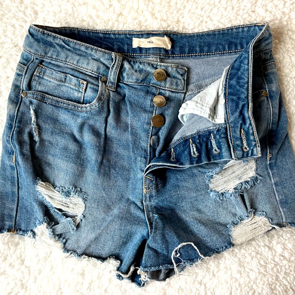 Distressed Cut off denim shorts / California closet staple! - Picture 1 of 2